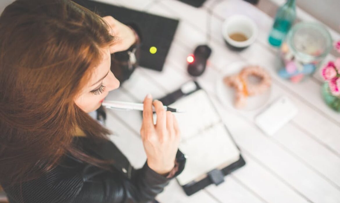 woman-hand-desk-office