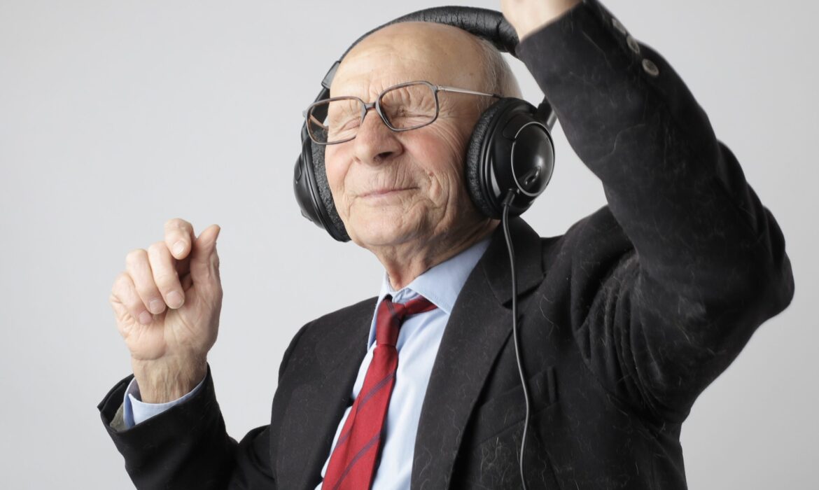 man-in-black-jacket-wearing-black-headphones-3831645