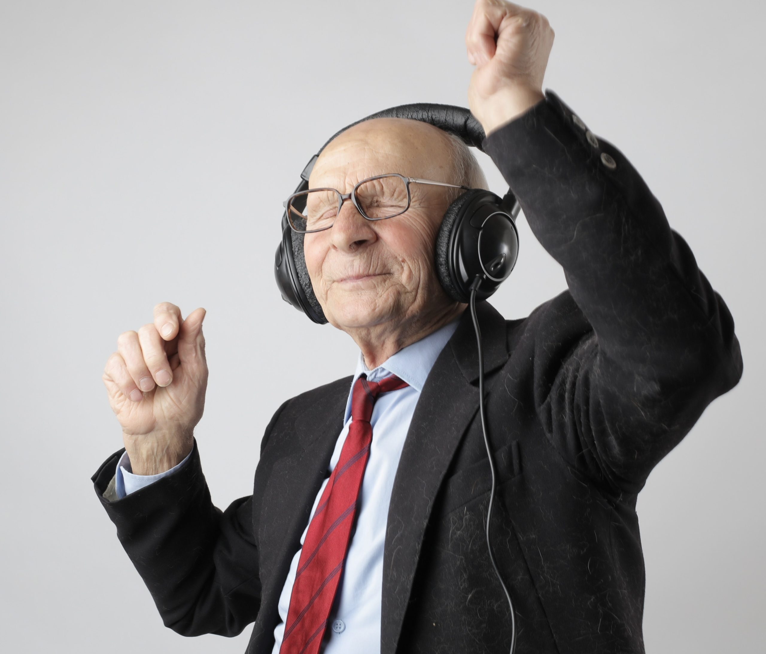 man-in-black-jacket-wearing-black-headphones-3831645