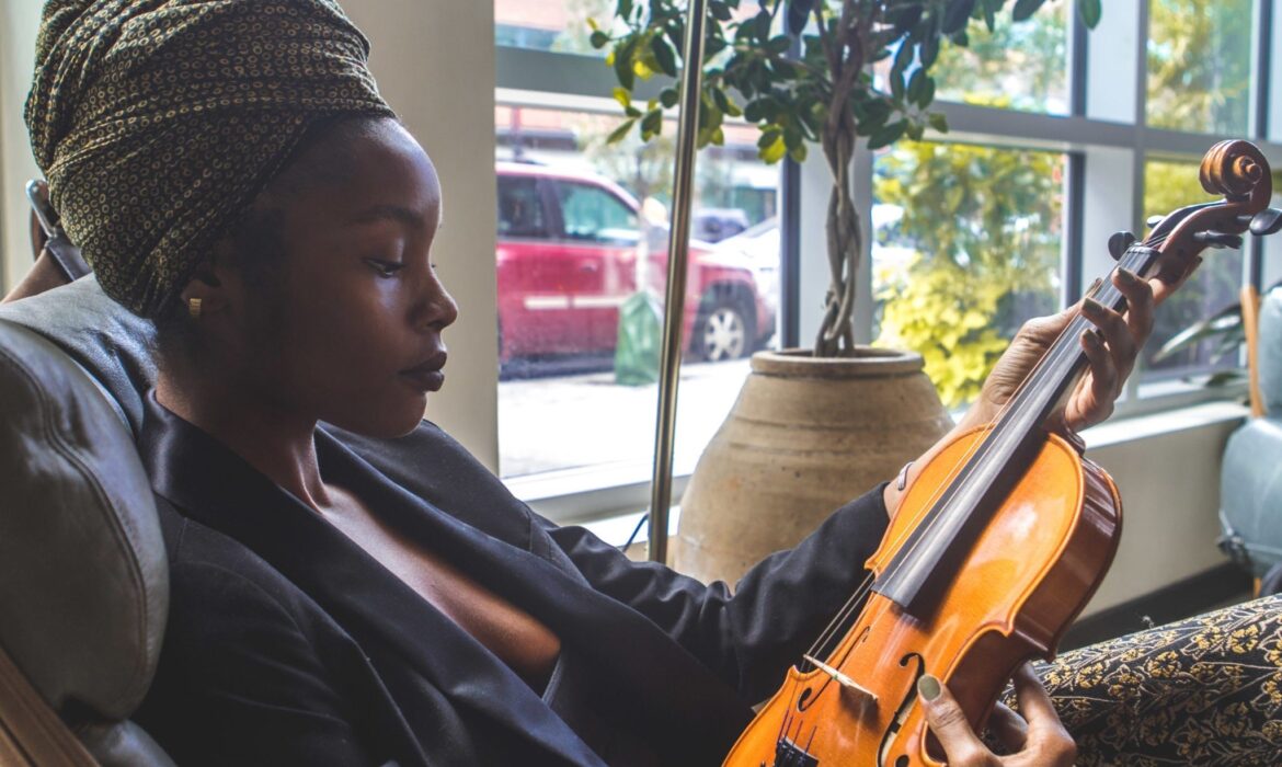 woman-holding-violin-by-the-window-936030