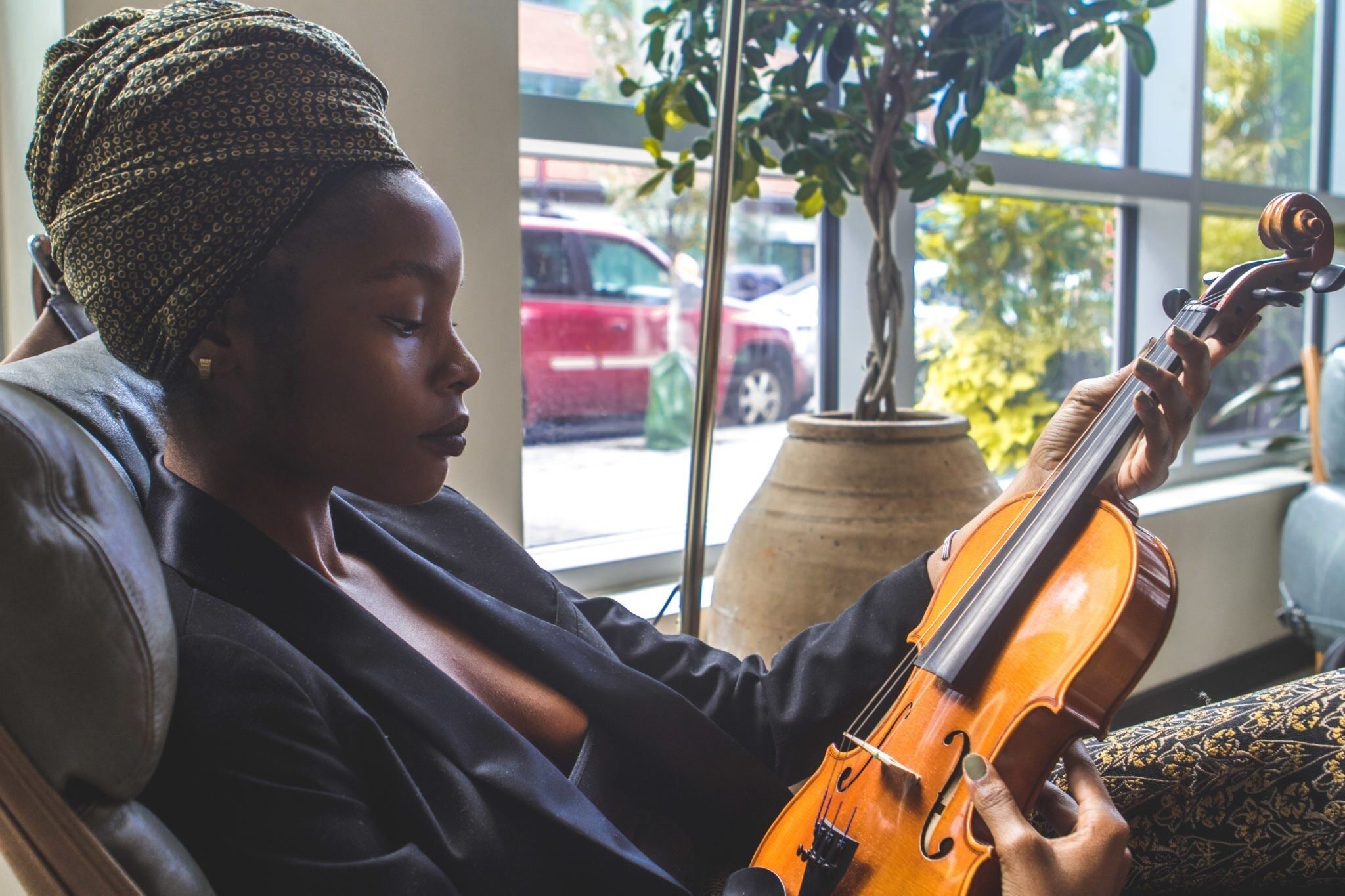 woman-holding-violin-by-the-window-936030