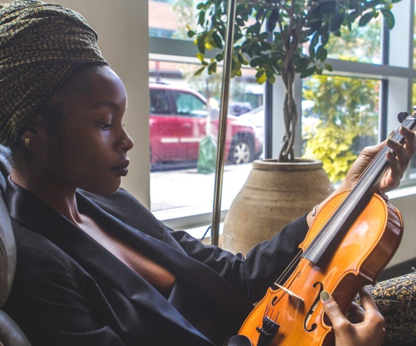 woman-holding-violin-by-the-window-936030